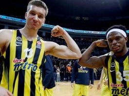 Fenerbahçe - Real Madrid maçı sonrası Fenerbahçeli oyuncular Bogdan Bogdanoviç ve Bobby Dixon'un sevinçleri.